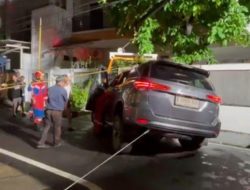 Gagal Kuasai Kemudi saat Latihan, Mobil Remaja Terperosok ke Drainase di Matraman