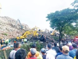 Gunungan Sampah Longsor di TPST Bantargebang, Truk dan Warga Tertimbun; Proses Evakuasi Korban Masih Berlangsung