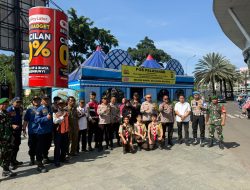 Kapolres Metro Tangerang Kota Tinjau Pos Mudik dan Salurkan Bantuan Bhayangkari Peduli