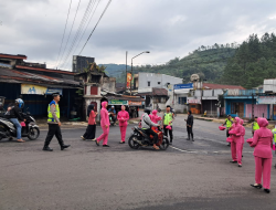 Polsek Karangreja dan Bhayangkari Bagikan 100 Paket Takjil