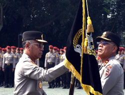 Irjen Pol Midi Siswoko Serahkan Pataka Akpol “Pola Habijana” kepada Irjen Pol DTM Silitonga dalam Upacara Pawai Perpisahan