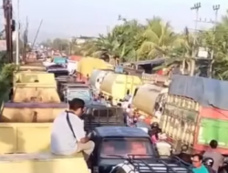 Antrean Panjang di SPBU Sambas, Warga Kelurahan Kelangkaan Pertalite dan Lonjakan Harga Eceran