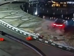 Kecelakaan Tunggal di Bundaran HI, Mobil Merah Terjun ke Kolam Ikon Jakarta