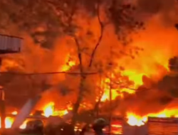 Kebakaran Hebat Hanguskan Pabrik di Gunung Putri Bogor, Api Masih Berkobar hingga Malam Hari