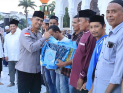 Kapolda Aceh Berbaur dengan Warga Saat Memasak Kuah Beulangong di Khanduri Ramadhan Masjid Raya Baiturrahman