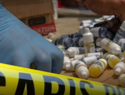 Polda Metro Jaya Bongkar Laboratorium Narkotika Terselubung di Cipinang, Produksi Ekstasi dan “Happy Water” Digagalkan