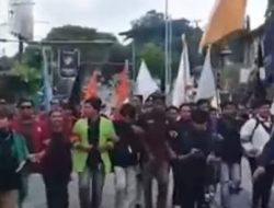 Aksi Demonstrasi di Kantor Gubernur Kaltim Berujung Ricuh, Polisi Bubarkan Massa Usai Situasi Memanas