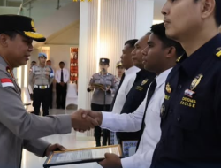 Polda NTT Beri Penghargaan Personil Polri dan Bea Cukai, Sukses Gagalkan 11 Juta Batang Rokok Ilegal di Perbatasan